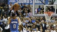 Russell Westbrook z Oklahoma City Thunder střílí v utkání proti Dallasu. Russell Westbrook z Oklahoma City Thunder střílí v utkání proti Dallasu.
