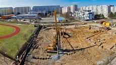 Za školním hřištěm ZŠ Mandysova v Hradci Králové roste Mediumpark s více než... Za školním hřištěm ZŠ Mandysova v Hradci Králové roste Mediumpark s více než...