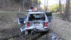 Osobní automobil Volkswagen, který po nehodě skončil mimo silnici. Řidičku... Osobní automobil Volkswagen, který po nehodě skončil mimo silnici. Řidičku...