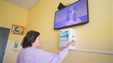 Televize s kasičkou na peníze na pokoji ve zlínské nemocnici. Televize s kasičkou na peníze na pokoji ve zlínské nemocnici.