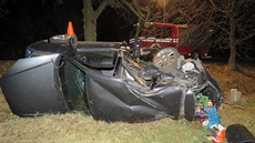 Osobní auto u Zdounek na Kroměřížsku narazilo do dvou stromů. Osobní auto u Zdounek na Kroměřížsku narazilo do dvou stromů.