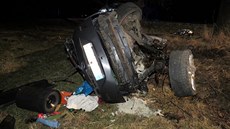 Osobní auto u Zdounek na Kromísku narazilo do dvou strom.