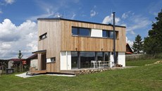 Směrem k jihu dům hledí velkou prosklenou plochou vstříc panoramatu... Směrem k jihu dům hledí velkou prosklenou plochou vstříc panoramatu...