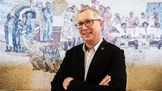 Starosta Milovic Milan Pour před unikátní socialistickou mozaikou, která je... Starosta Milovic Milan Pour před unikátní socialistickou mozaikou, která je...