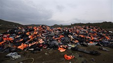 Pouité záchranné vesty na ostrov Lesbos pipomínají tisíce uprchlík, kteí...