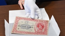 Historik Filip Hradil z Vlastivědného muzea v Olomouci ukazuje pětitisícikorunu... Historik Filip Hradil z Vlastivědného muzea v Olomouci ukazuje pětitisícikorunu...