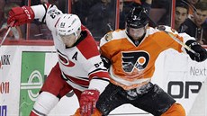 Radko Gudas (vpravo) z Philadelphie zastavuje Jeffa Skinnera z Caroliny.