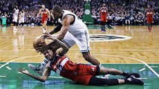 Kelly Oubre Jr. z Washingtonu bojuje na zemi o míč s Ale Horfordem z Bostonu. Kelly Oubre Jr. z Washingtonu bojuje na zemi o míč s Ale Horfordem z Bostonu.
