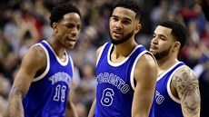 DeMar DeRozan, Cory Joseph a Fred VanVleet (zleva)  slaví výhru Toronta nad...