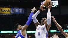 Russell Westbrook (vpravo) z Oklahoma City střílí přes Richauna Holmese z... Russell Westbrook (vpravo) z Oklahoma City střílí přes Richauna Holmese z...
