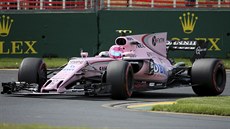 Esteban Ocon ve voze stáje Force India bhem tréninku na Velkou cenu Austrálie..