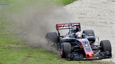 Romain Grosjean ve voze stáje Haas bhem tréninku na Velkou cenu Austrálie.