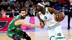 Chris Singleton (vpravo) z Panathinaikosu Atény obchází Tornikeho Šengeliju z... Chris Singleton (vpravo) z Panathinaikosu Atény obchází Tornikeho Šengeliju z...