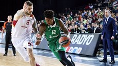Will Clyburn (v zeleném) z Darüssafaky Istanbul se snaží uniknout Vladu... Will Clyburn (v zeleném) z Darüssafaky Istanbul se snaží uniknout Vladu...