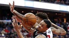 Kelly Oubre Jr. (v bílém) z Washingtonu vyráží míč K. J. McDanielsovi z... Kelly Oubre Jr. (v bílém) z Washingtonu vyráží míč K. J. McDanielsovi z...