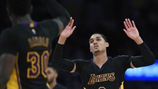 Jordan Clarkson (vpravo) slaví se spoluhráem Juliusem Randlem povedenou akci...