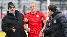 Petr Pavlík z Brna opouští se zraněním hřiště. Petr Pavlík z Brna opouští se zraněním hřiště.