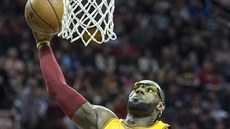 LeBron James z Clevelandu smečuje proti Washingtonu. LeBron James z Clevelandu smečuje proti Washingtonu.