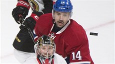 Tomáš Plekanec (nahoře) z Montrealu sleduje puk, blíž k němu však má ottawský... Tomáš Plekanec (nahoře) z Montrealu sleduje puk, blíž k němu však má ottawský...