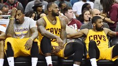 Zklamané hvzdy Clevelandu (zleva J. R. Smith, LeBron James a Kyrie Irving)...