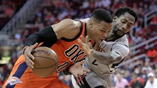 Russell Westbrook (vlevo) z Oklahoma City se valí ke koi Houstonu, brání ho...