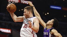 Blake Griffin (vlevo) z LA Clippers bojuje se Skalem Labissierem ze Sacramenta.