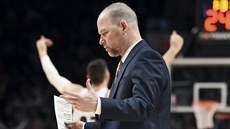 Denverský trenér Mike Malone přemýšlí, jak zastavit rozjetý vlak. V pozadí se... Denverský trenér Mike Malone přemýšlí, jak zastavit rozjetý vlak. V pozadí se...