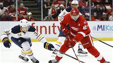 Tomáš Nosek (v červeném) v dresu Detroitu během utkání proti Buffalu. Tomáš Nosek (v červeném) v dresu Detroitu během utkání proti Buffalu.