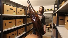 Historik Martin Krsek se sbírkou lahví, která dokumentuje vývoj výroby... Historik Martin Krsek se sbírkou lahví, která dokumentuje vývoj výroby...