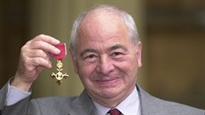 Britský spisovatel Colin Dexter na snímku z roku 2000, kdy dostal Řád britského... Britský spisovatel Colin Dexter na snímku z roku 2000, kdy dostal Řád britského...