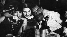 Kiki z Montparnassu (vlevo) s přáteli v pařížském kabaretu Kiki z Montparnassu (vlevo) s přáteli v pařížském kabaretu