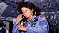 Astronautka Sally Rideová pi komunikaci s ídícím stediskem.