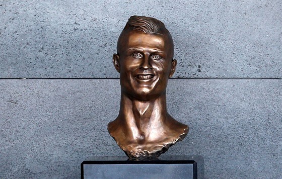 POZNÁTE HO? Takhle podle sochae Emanuela Santose vypadá Cristiano Ronaldo.