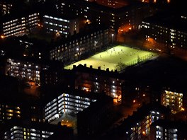 NONÍ FOTBAL. Lidé hrají fotbal v noci na hiti, které se  nachází v centru...