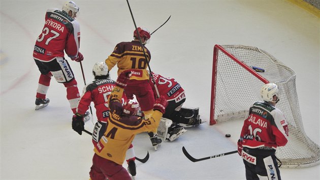 Momentka z duelu Jihlava vs. Pardubice. Do branky host dostal puk domc Adam Zeman.