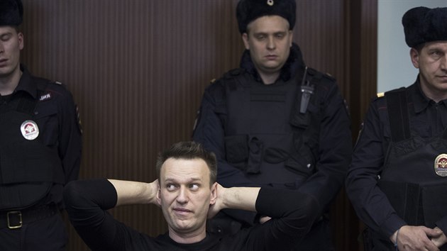 Opozink Alexej Navalnyj, kter byl zaten pi protestech v Moskv (30. bezen 2017).
