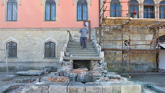 Zchrana vzcnho schodit si letos vyd deset milion korun. A do konce bezna bude kvli oprav schodit nepstupn vhlasn zmeck anglick park. Schodit m problmy se statikou kvli hledam Jantarov komnaty.