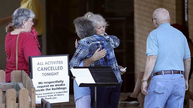 Lid u baptistickho kostela v texaskm New Braunfelsu reaguj na nehodu, pi kter zemeli lenov crkve (29. bezna 2017).