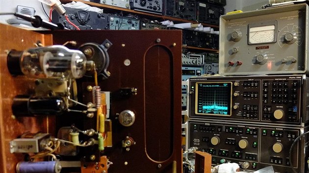 Pprava na vysln z repliky radiostanice Libue: kontrola signlu na spektrlnm analyztoru