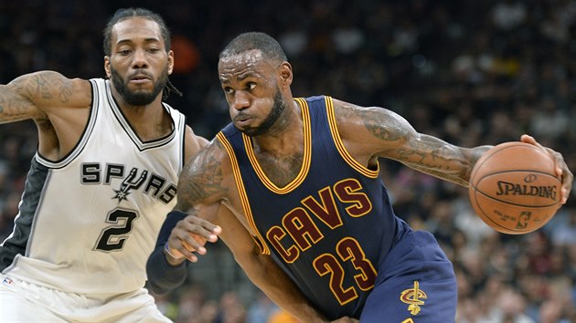 LeBron James z Clevelandu unik, brn ho Kawhi Leonard ze San Antonia.