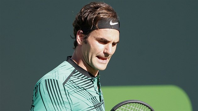 vcarsk tenista Roger Federer ve tvrtfinlovm duelu s Tomem Berdychem.