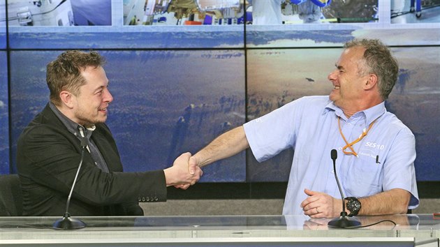 Majitel spolenosti SpaceX Elon Musk (vlevo) oslavuje spolu s Martinem Halliwellem z lucembursk SES prvn opakovan pouit prvnho stupn nosn rakety k vynesen druice na obnou drhu (30. bezna 2017).