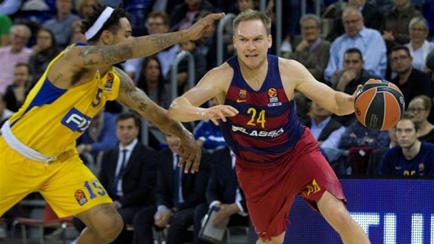 Brad Oleson (vpravo) z FC Barcelona unik Sylvenu Landesbergovi z Maccabi Tel Aviv.