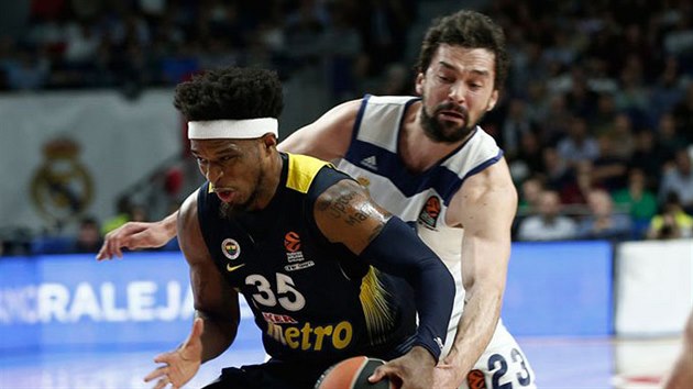 Bobby Dixon (vlevo) z Fenerbahce Istanbul se sna uhjit m, atakuje ho Sergio Llull z Realu Madrid.