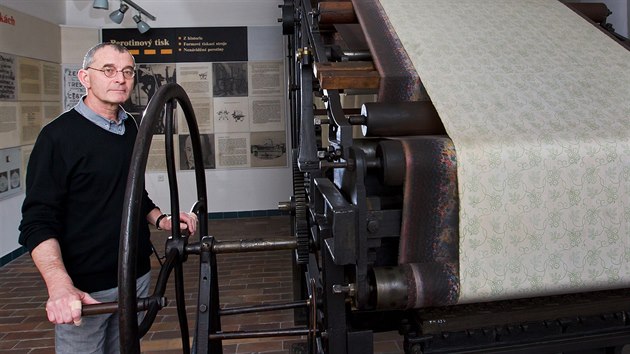 Vedouc eskoskalickho Muzea textilu Vlastimil Havlk mezi textilnmi stroji