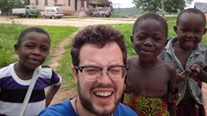 Do Tanzanie přivezl Vojtěch Kundrát nově vyvinutý filtr s membránou z... Do Tanzanie přivezl Vojtěch Kundrát nově vyvinutý filtr s membránou z...