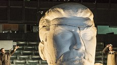 Scéna z opery Jiřího Kadeřábka Žádný člověk, kterou Národní divadlo uvedlo na... Scéna z opery Jiřího Kadeřábka Žádný člověk, kterou Národní divadlo uvedlo na...