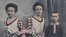 Josefa a Růžena Blažkovy s malým Františkem, který byl synem Růženy. Siamská... Josefa a Růžena Blažkovy s malým Františkem, který byl synem Růženy. Siamská...