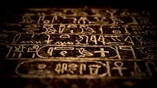 Egyptské hieroglyfy na stéle, kterou se vzkazem uložíme do Země v Botanické... Egyptské hieroglyfy na stéle, kterou se vzkazem uložíme do Země v Botanické...