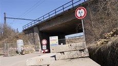 Cesta od kontejnerového překladiště k hlavní silnici v České Třebové je kvůli... Cesta od kontejnerového překladiště k hlavní silnici v České Třebové je kvůli...